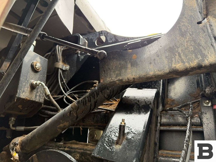 new-holland-340-image-30