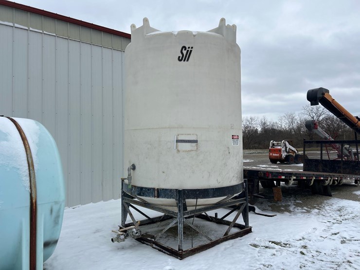 snyder-industries-2500-gal.-cone-bottom-poly-tank-image-2