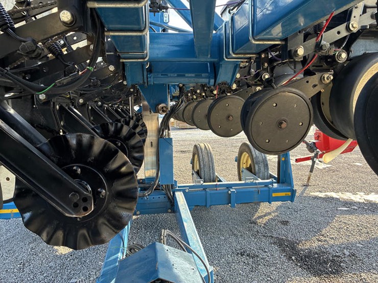 2010-kinze-3600-image-46