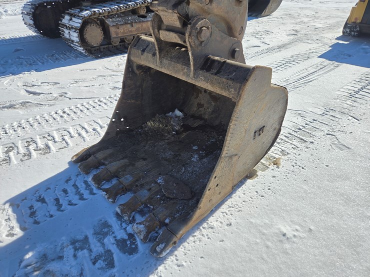 2016-deere-245g-lc-image-12