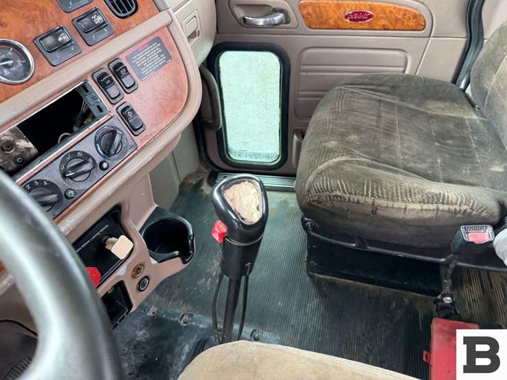 2009-peterbilt-384-image-52