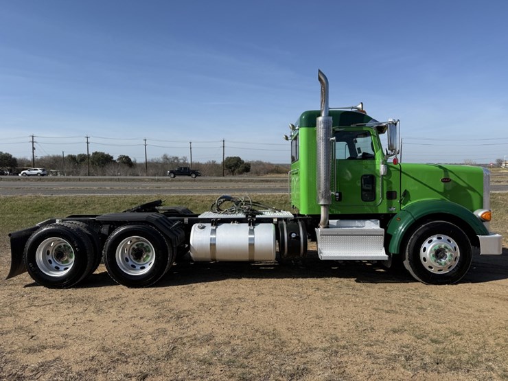 2021-peterbilt-367-image-4