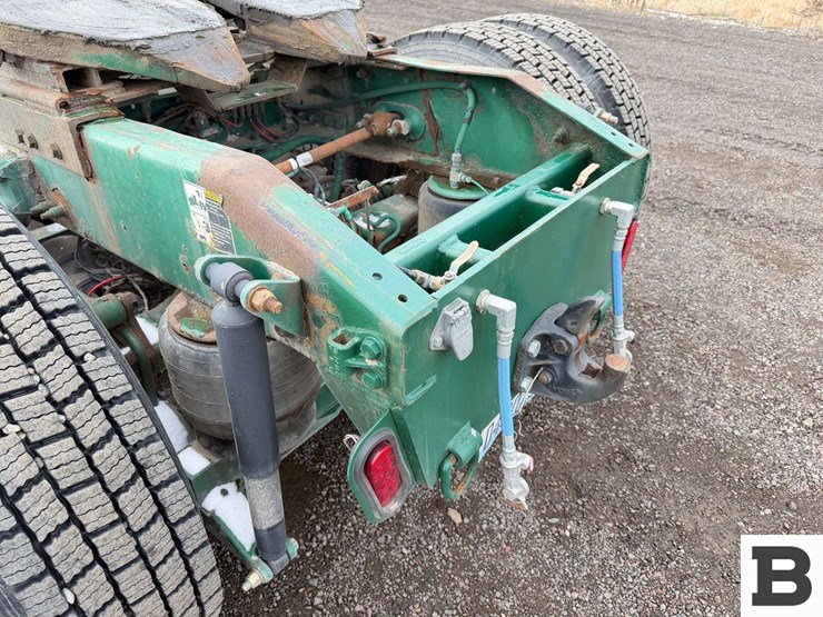 2009-peterbilt-384-image-25