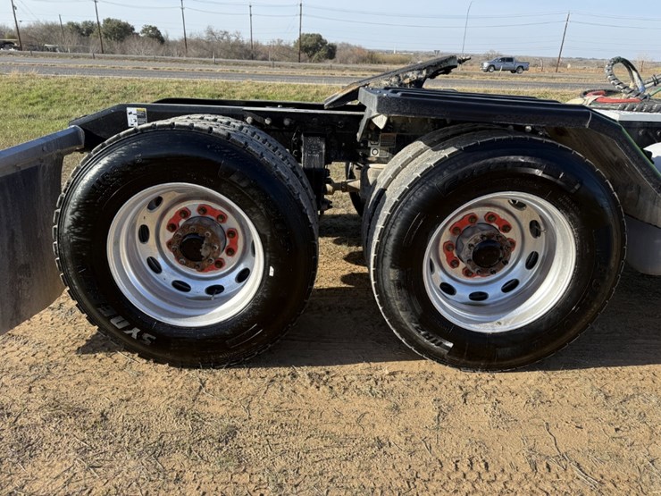 2021-peterbilt-367-image-12