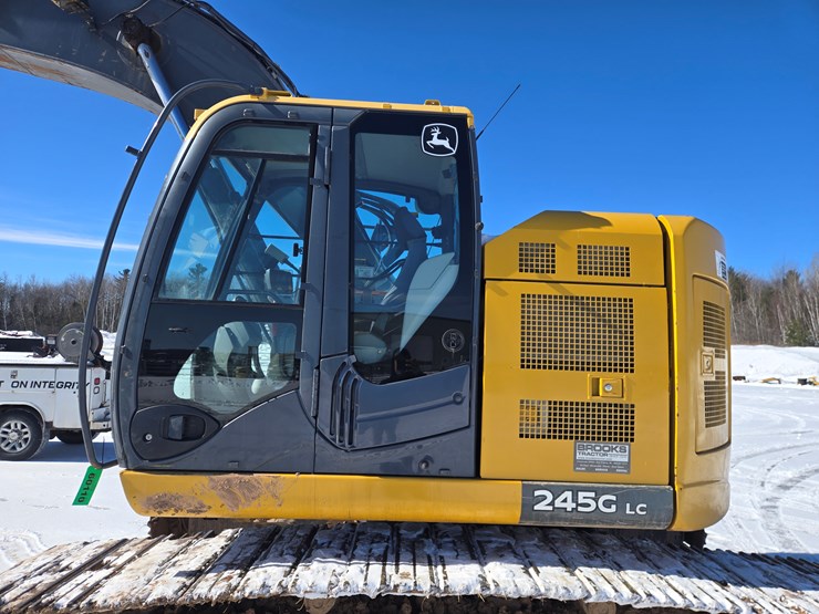 2016-deere-245g-lc-image-38