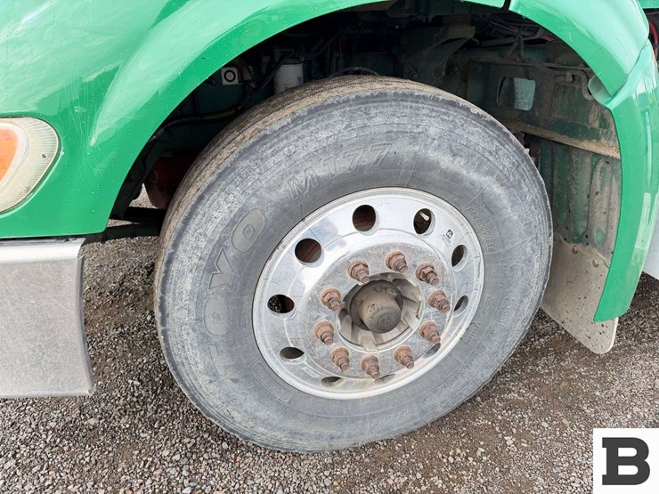 2009-peterbilt-384-image-10