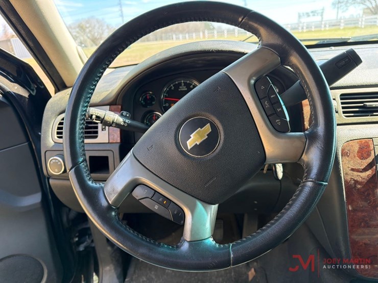 2013-chevrolet-suburban-image-21