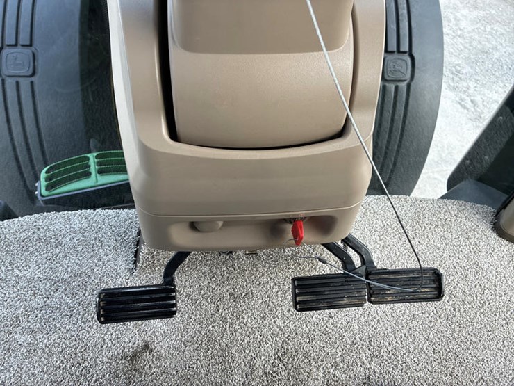 2012-john-deere-8260r-image-67