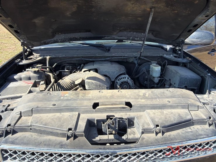 2013-chevrolet-suburban-image-11