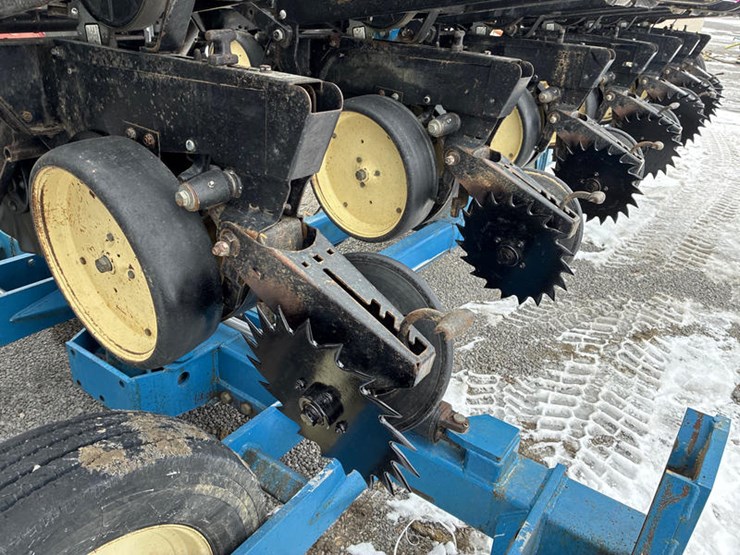 1997-kinze-2600-image-63