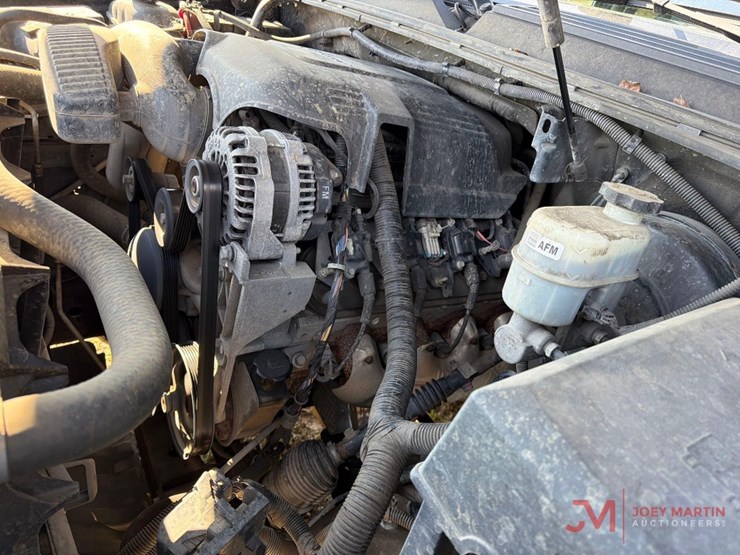 2013-chevrolet-suburban-image-13