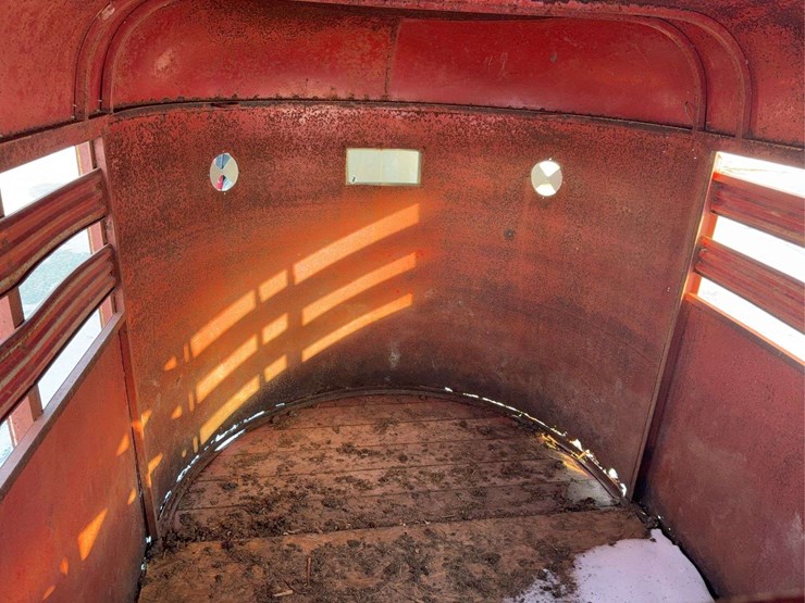 16’-rawhide-livestock-trailer-image-11