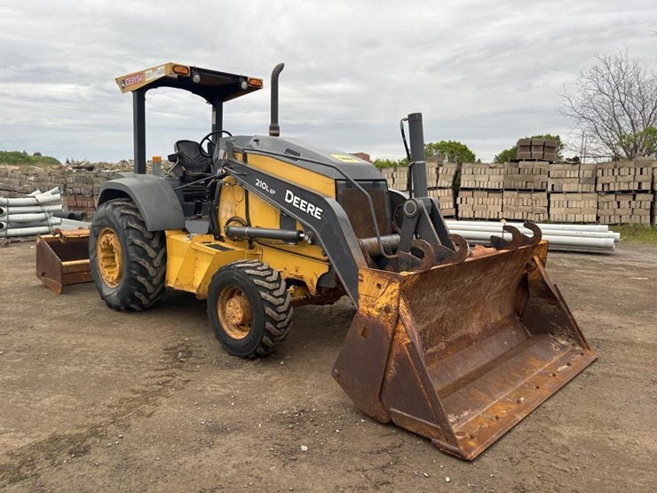 2017-deere-210lep-image-2