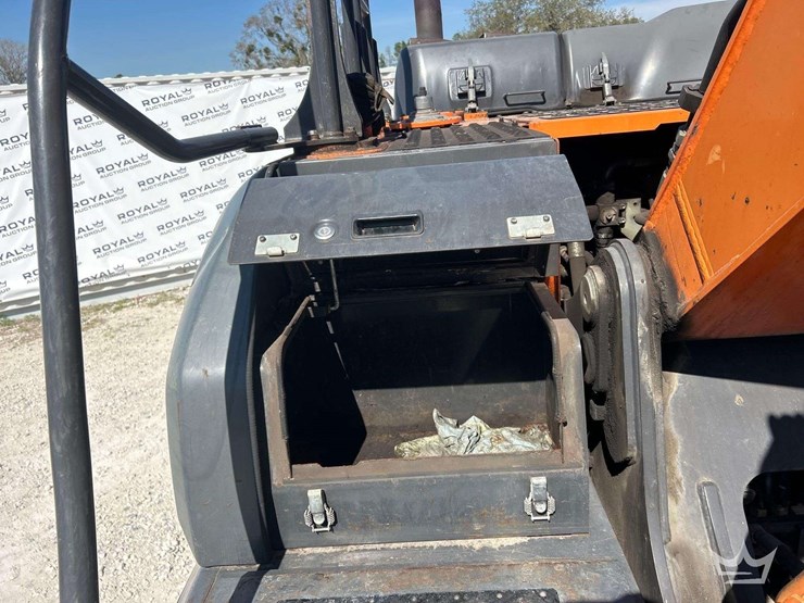 2015-hitachi-zx210-lc-image-12