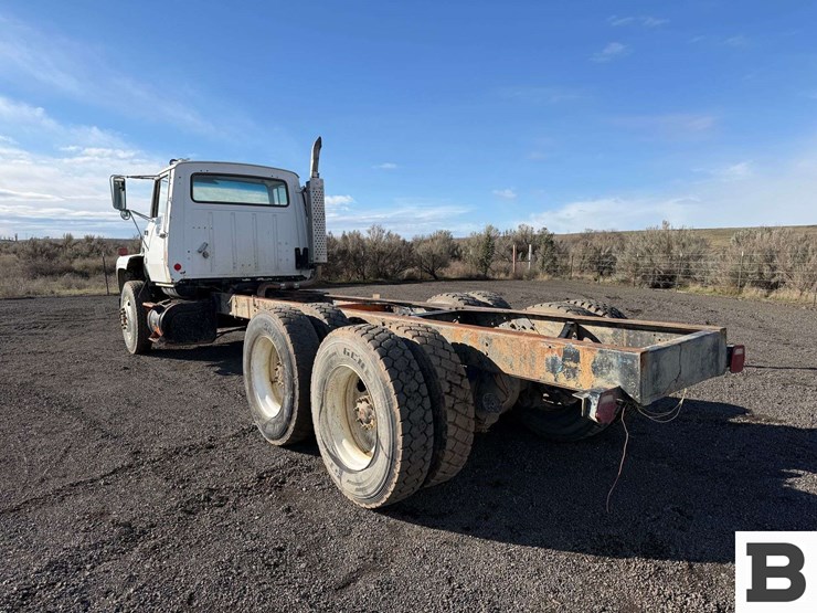 1985-ford-8000-image-3