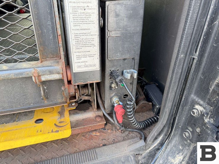 2014-ford-cargo-image-22