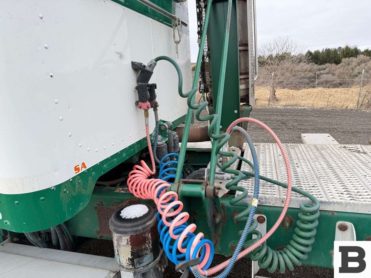 2009-peterbilt-384-image-14