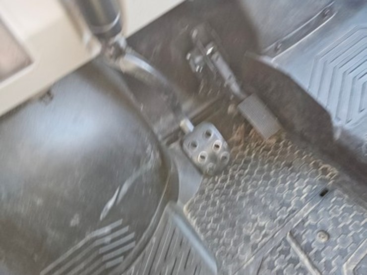 2019-john-deere-gator-image-16