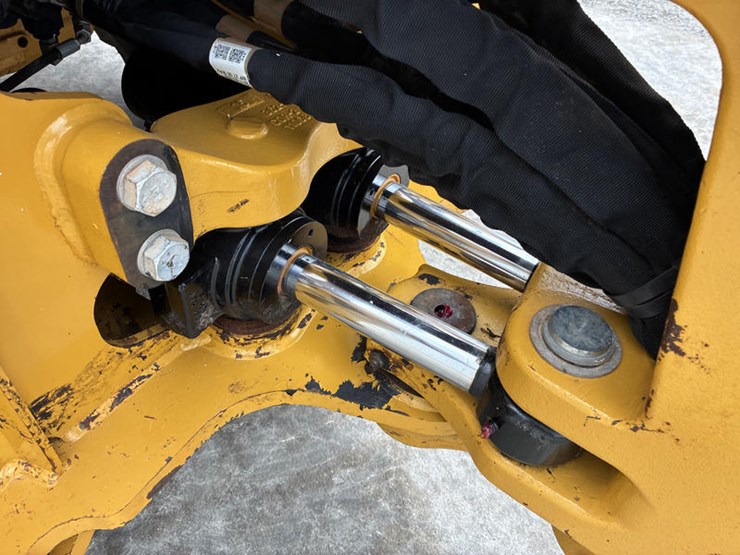 2017-caterpillar-415f2-image-37