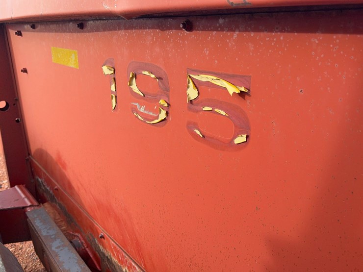 new-holland-195-image-9