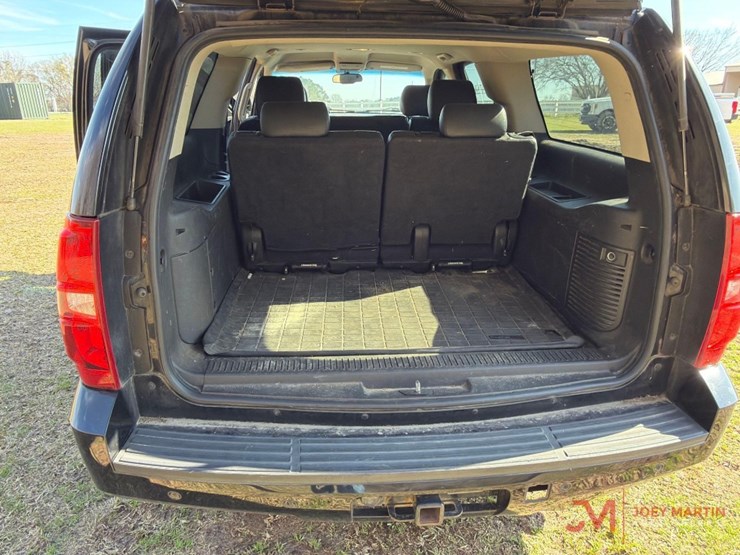 2013-chevrolet-suburban-image-15