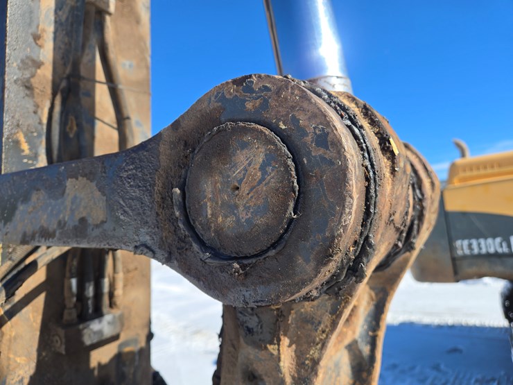 2016-deere-245g-lc-image-22