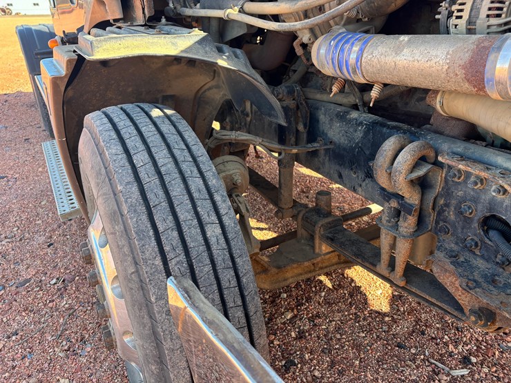 2009-freightliner-columbia-120-image-18