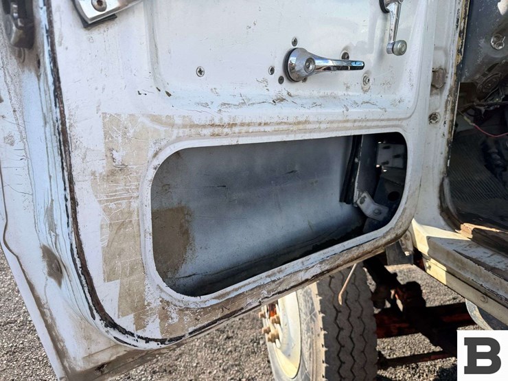 1985-ford-8000-image-54