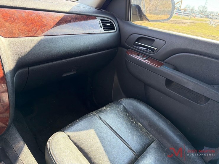 2013-chevrolet-suburban-image-19