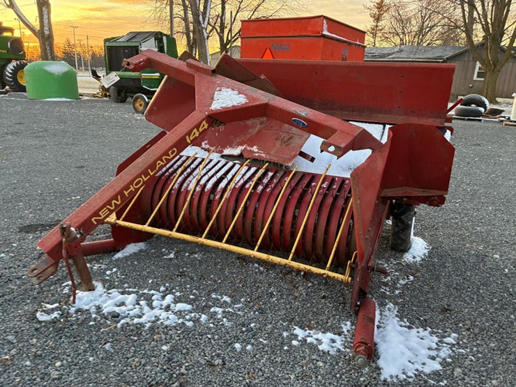 new-holland-144-image-10