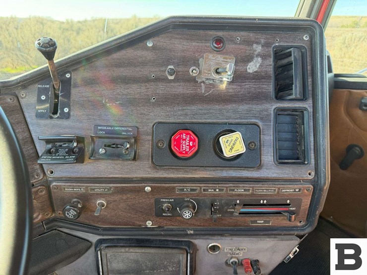 1986-freightliner-flc112-image-48