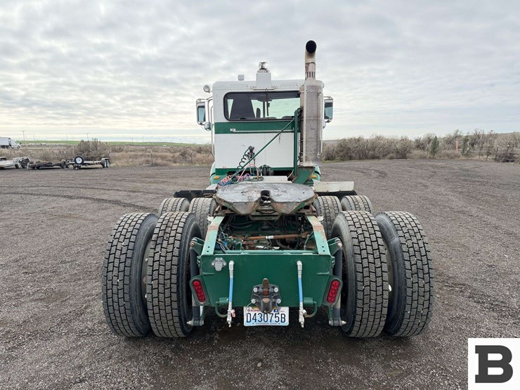 2009-peterbilt-384-image-5