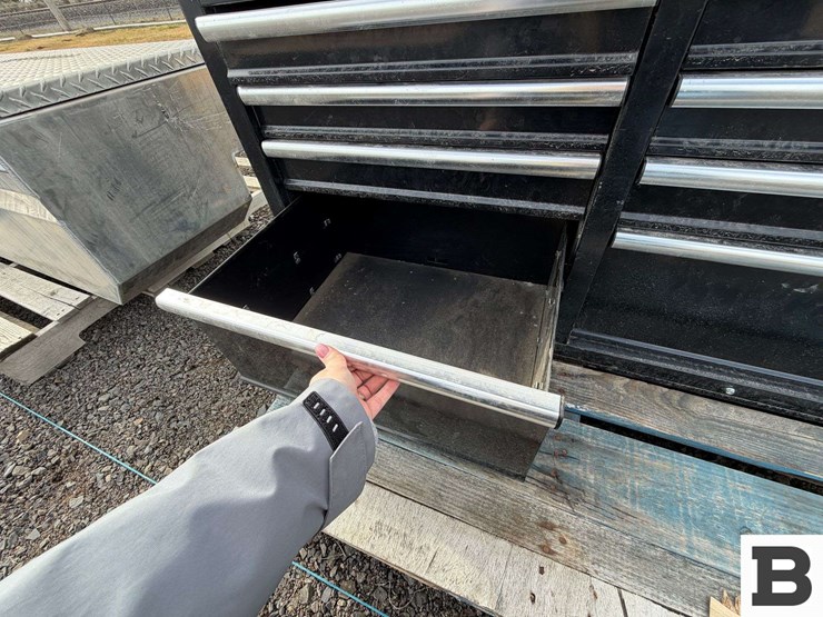 46"-9-drawer-mobile-workbench-image-9