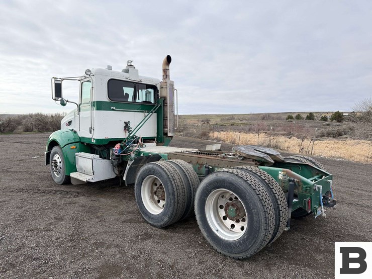 2009-peterbilt-384-image-4