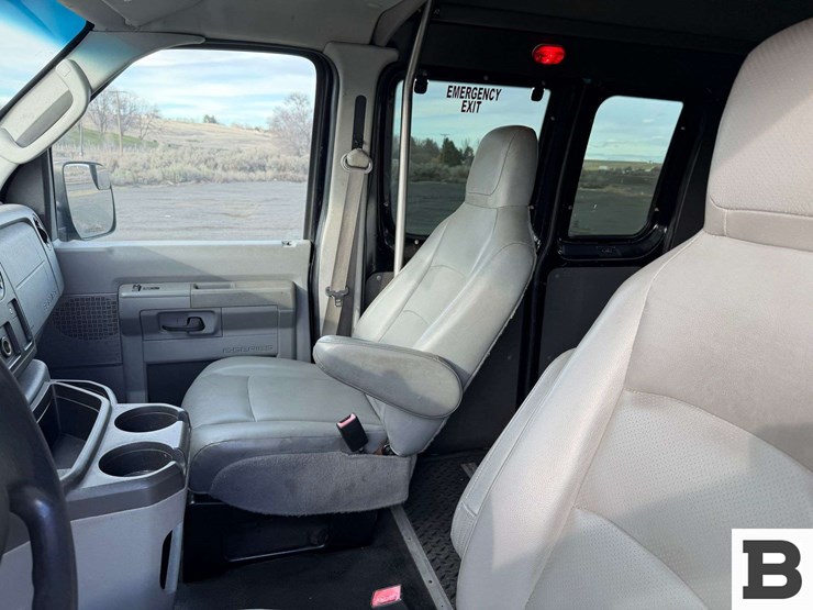 2014-ford-cargo-image-28