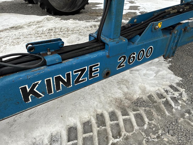 1997-kinze-2600-image-6