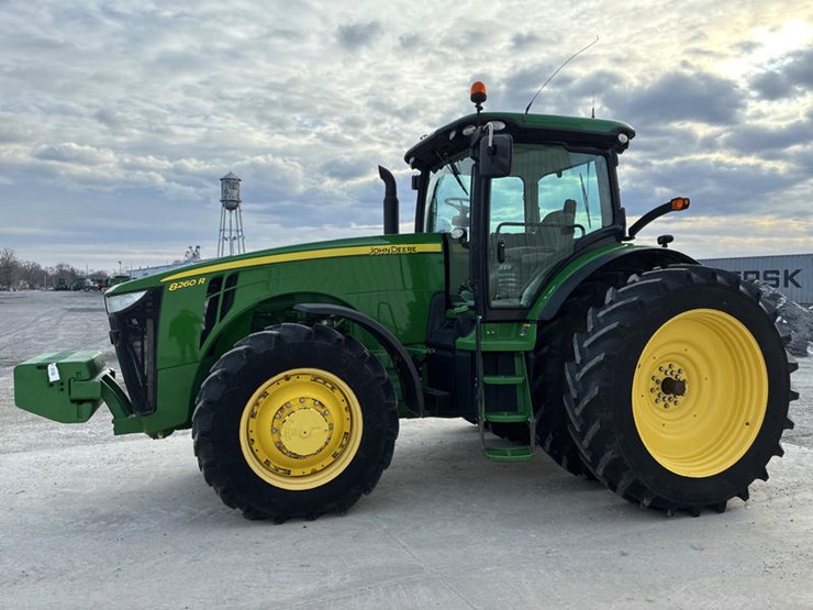 2012-john-deere-8260r-image-11