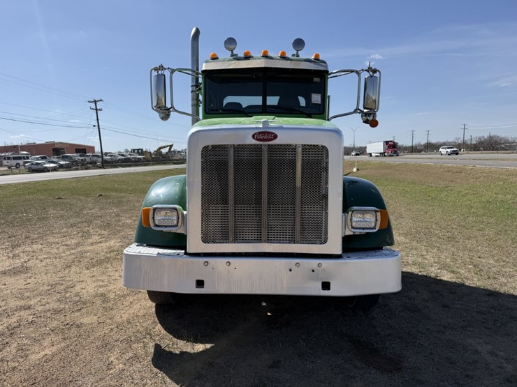 2021-peterbilt-367-image-2