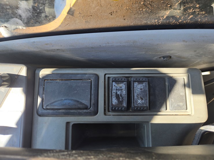 2016-deere-245g-lc-image-63