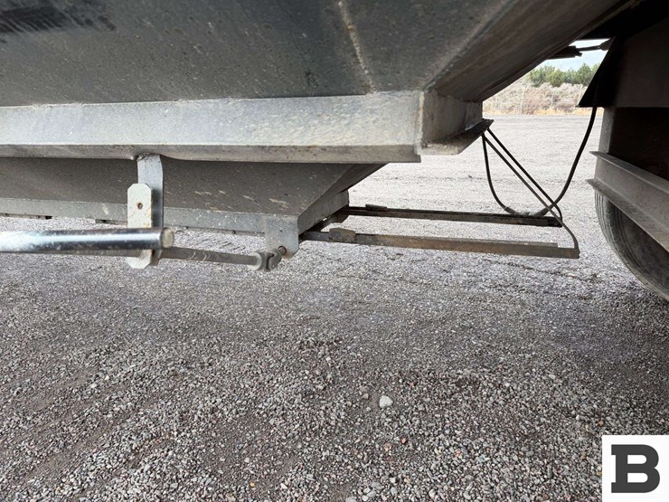 2000-neville-trailer-image-20