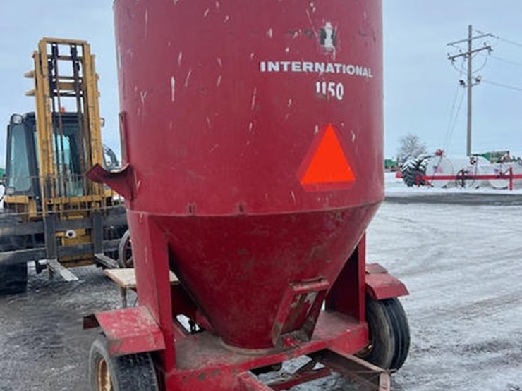 #114949-•-ih-1150-feed-grinder-image-7