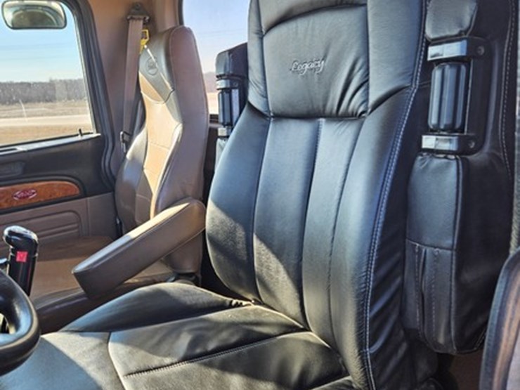 2011-peterbilt-386-image-27