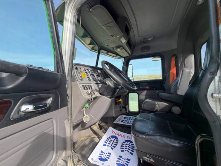 2021-peterbilt-367-image-17