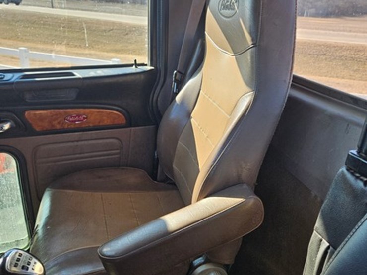 2011-peterbilt-386-image-28
