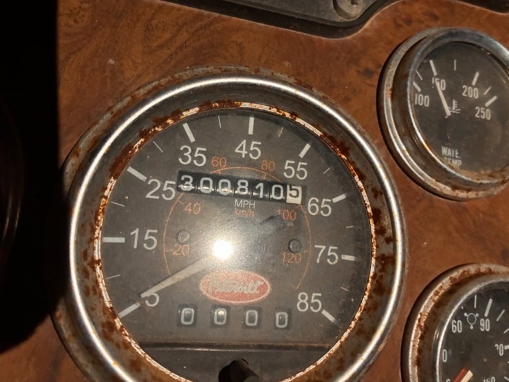 2001-peterbilt-378-image-13