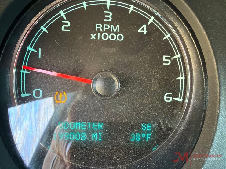 2013-chevrolet-suburban-image-25