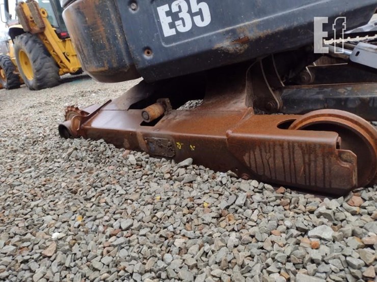 2011-bobcat-e35-image-22