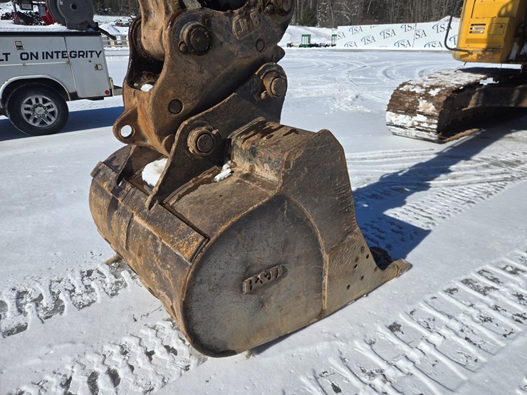 2016-deere-245g-lc-image-10