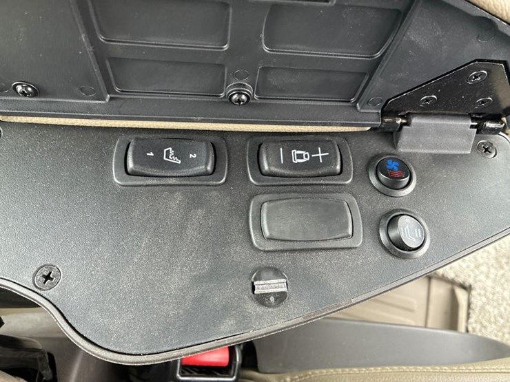 2025-john-deere-9r-590-image-89