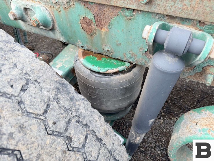 2009-peterbilt-384-image-23